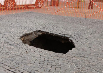 Voragine al Vomero, Manzo (FdI): via Scarlatti abbandonata, rischio per i cittadini