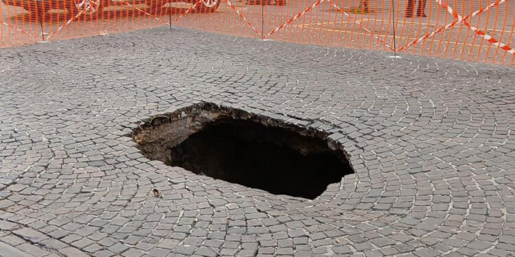 Voragine al Vomero, Manzo (FdI): via Scarlatti abbandonata, rischio per i cittadini