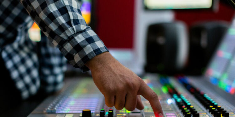 Taglio alle Tv locali, un colpo al cuore del pluralismo informativo