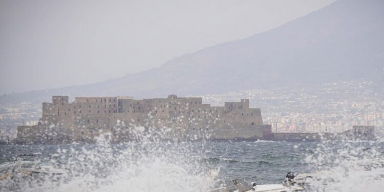 Bufera di vento nel golfo di Napoli, problemi per i collegamenti con le isole