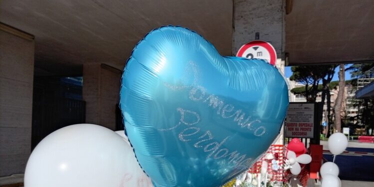 Al Monaldi ancora lacrime e fiori, Napoli si stringe a Domenico