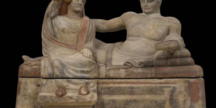 Restaurata l’urna etrusca del Bottarone