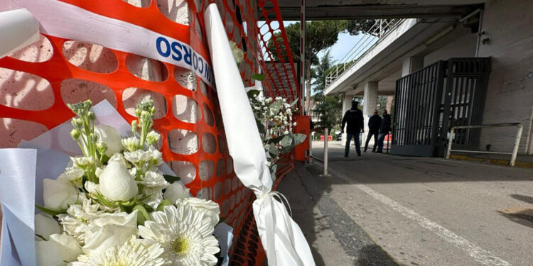Tanti fiori bianchi per il piccolo Domenico al Monaldi, ‘ora giustizia’