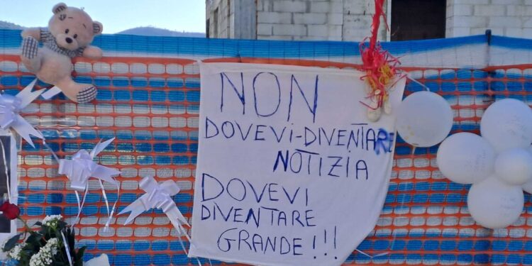 Il dolore di Nola per Domenico, striscioni e un altarino in memoria