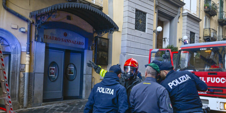 Teatro Sannazaro in fiamme, 22 appartamenti evacuati