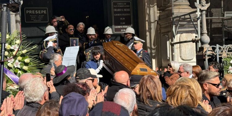 Addio ad Angela Luce, a Napoli l’ultimo saluto col sax di ‘Bammenella’
