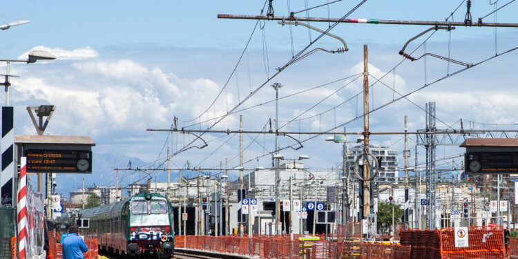 Lancio di sassi contro un treno nel Cremonese, arrestato un 14enne