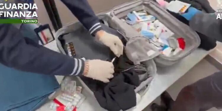 All’aeroporto di Torino sequestrati 4.500 farmaci non autorizzati