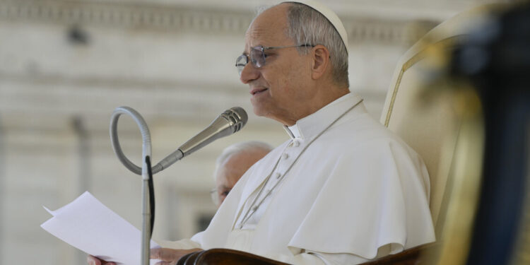 Il Papa ai preti giovani, ‘non isolatevi, parlate delle vostre crisi’