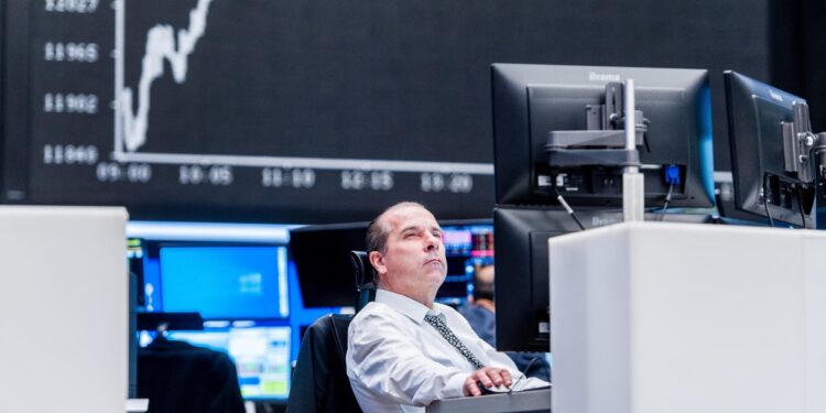 Spread Btp-Bund a 61 punti base, domani le nuove aste dei bot: come partecipare