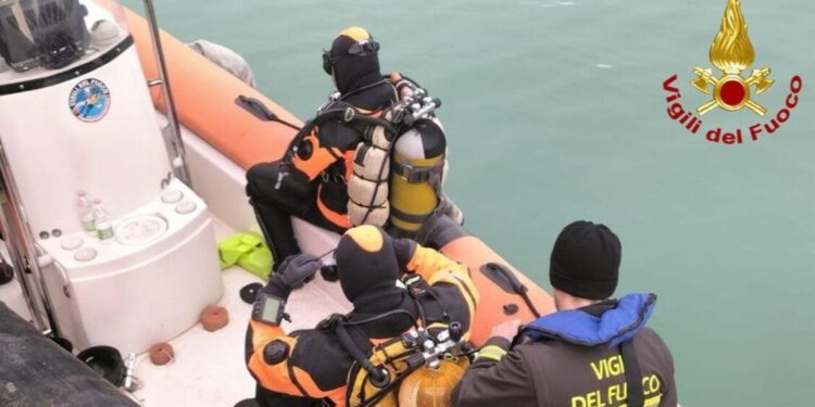 Picchia la madre e fugge, continuano le ricerche in mare a Civitanova Marche