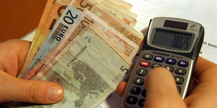 Bce, caro bollette: le famiglie italiane pagano l’energia il doppio dell’industria