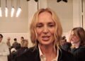 Uma Thurman da Fendi per il debutto di Chiuri, fuori la protesta animalista
