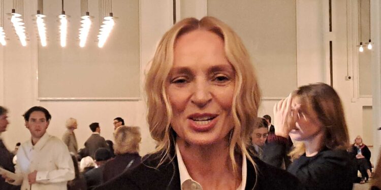 Uma Thurman da Fendi per il debutto di Chiuri, fuori la protesta animalista