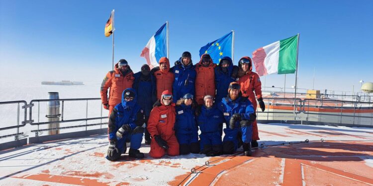 Isolati a -80°C nel buio totale: inizia l’odissea di 12 eroi dell’Antartide