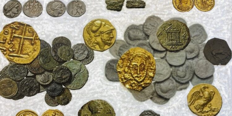 Traffico internazionale monete antiche, 7 indagati tra Sassari e Bologna