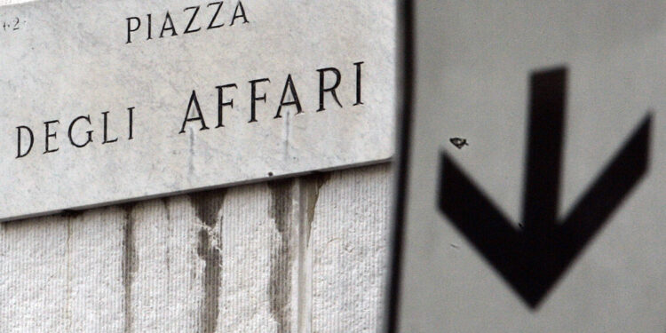 Borsa: Milano conferma rosso e cede il 2,2%, spread a 82 punti