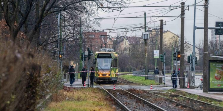 Altro tram esce dai binari a Milano, terzo incidente in dieci giorni