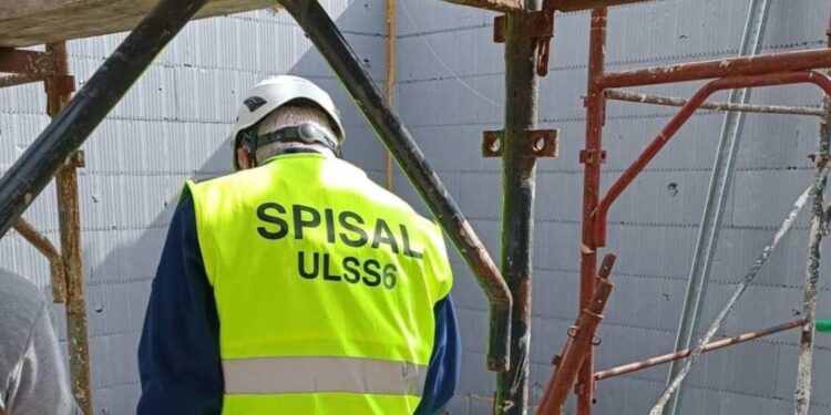 Operaio di 22 anni muore incastrato in un macchinario nel Padovano