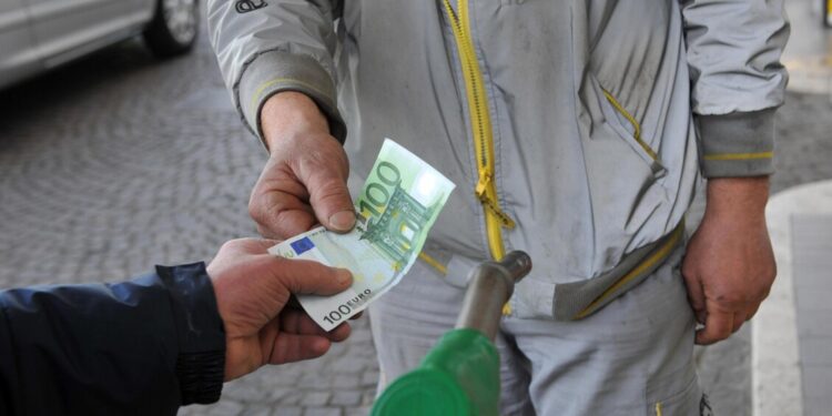 Urso, benzina sotto i 2 euro, ma segnalati casi di speculazioni