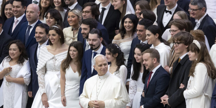 Il Papa, ‘aiutiamo i giovani ad essere attratti dal matrimonio’