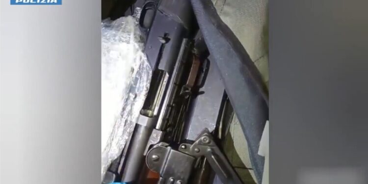 Un arsenale e 12 chilogrammi di droga in casa, arrestato a Torino
