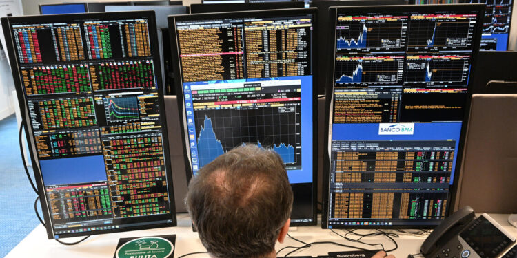 Borsa: Milano scivola ancora (-4,1%), tonfo per Saipem