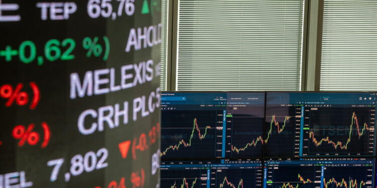 Borsa: la guerra affonda turismo e compagnie aeree, sale la difesa