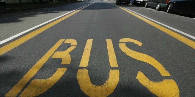 Ragazzino accoltellato su un autobus a Genova, arrestato un minorenne