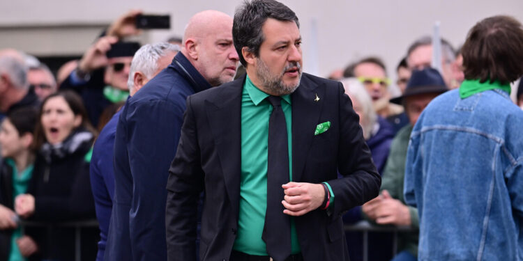 A Pontida i funerali di Umberto Bossi, coro contro Salvini: “Molla la camicia verde, vergogna” – LA DIRETTA