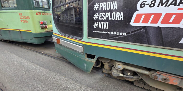 Tamponamento fra due tram a Roma, 10 feriti lievi
