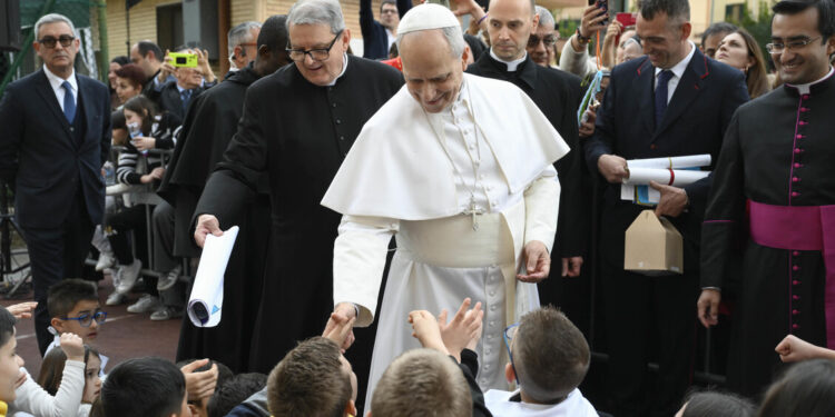 Il Papa, gli occhi smarriti dei bimbi di fronte alla guerra ci convertano