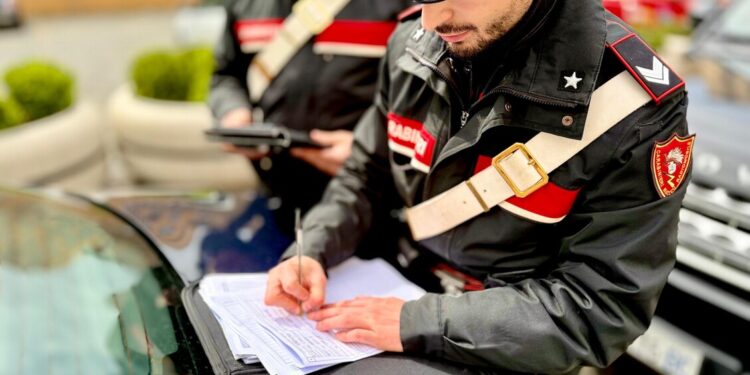 A sua insaputa fidanzato le vende borse di lusso, lei lo scopre sui social