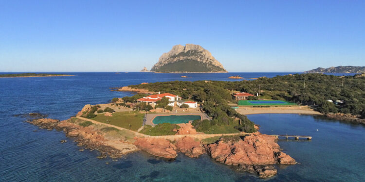 Villa storica davanti all’isola di Tavolara venduta a 10 milioni di euro