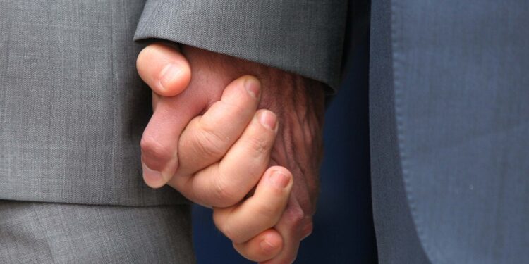 Adozioni vietate alle coppie omosessuali, ‘legge discriminante’. I giudici inviano gli atti alla Consulta