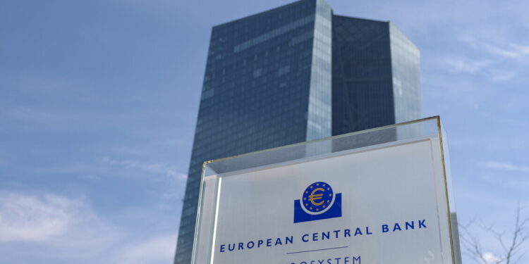 Bce, i costi dei dazi di Trump ricadono al 95% su imprese e consumatori Usa