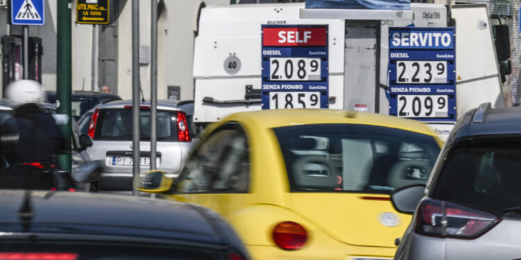 Mimit, prezzo medio benzina self è a 1,84 euro, gasolio a 2,07 euro