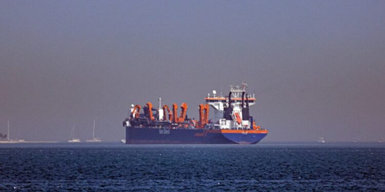 Crisi del petrolio con la guerra in Iran, prezzi in aumento con le navi bloccate a Hormuz