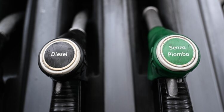 Accise sui carburanti, nessun intervento in Italia: diesel a 2,60 euro