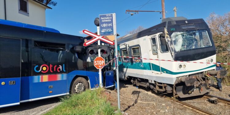 Treno contro autobus nel Viterbese, 5 feriti