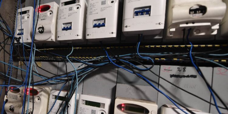 Bollette luce, aumento dell’8,1% da aprile: le nuove tariffe Arera per i vulnerabili