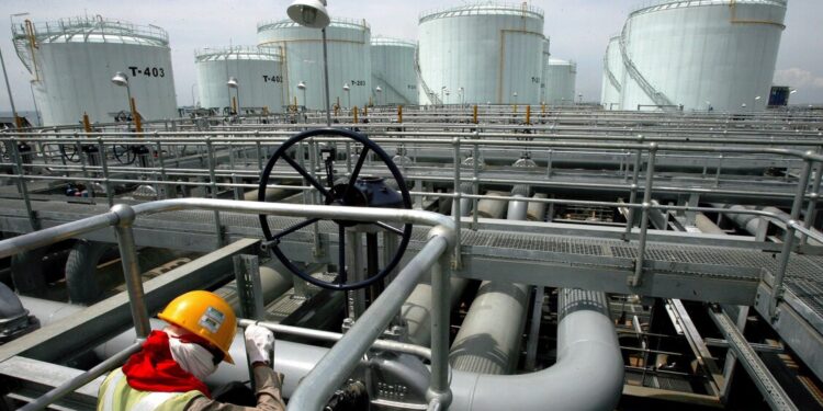 Rallenta corsa del prezzo del petrolio, Wti poco sotto i 100 dollari