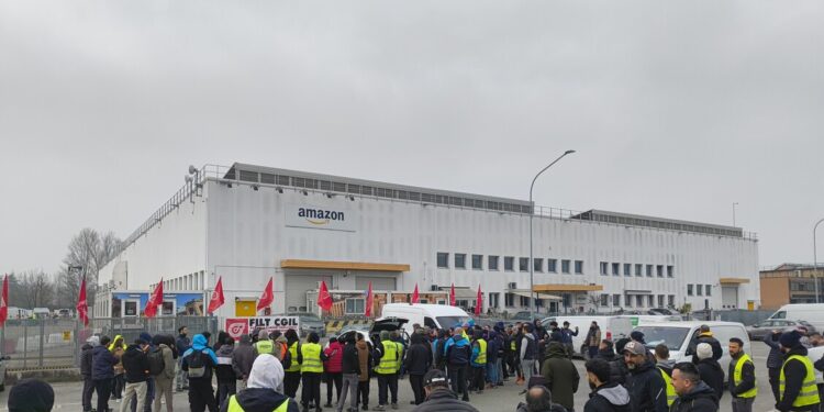 ‘Danni ai furgoni a carico dei lavoratori’, in agitazione appalti Amazon a Bologna