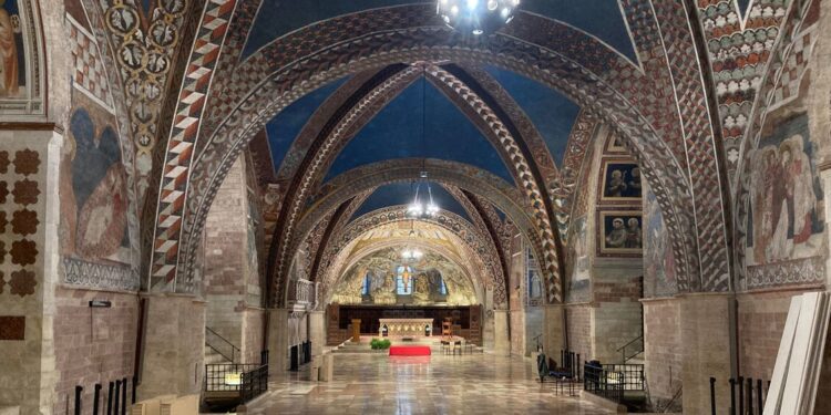 Le spoglie di San Francesco tornate nella cripta della Basilica