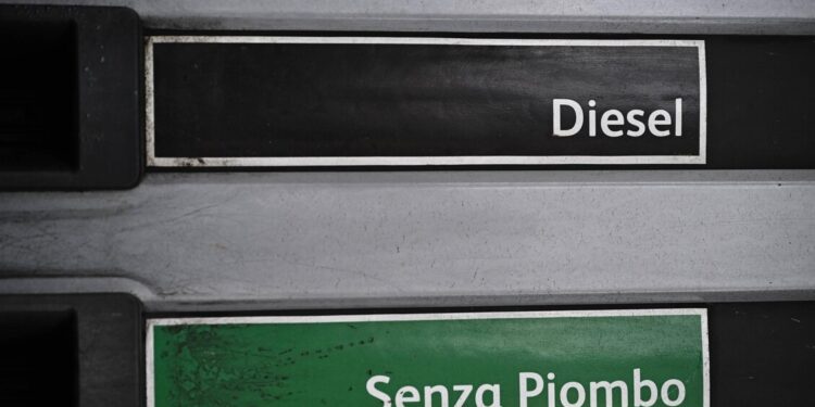 Mimit, in Italia gli aumenti dei carburanti più contenuti tra i grandi Paesi europei