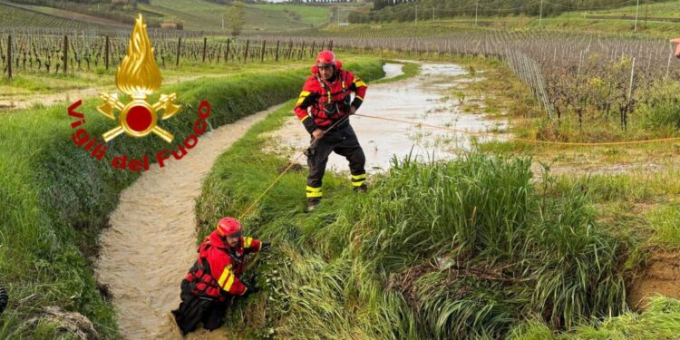 Finisce in un canale mentre fa motocross e muore nel Fiorentino