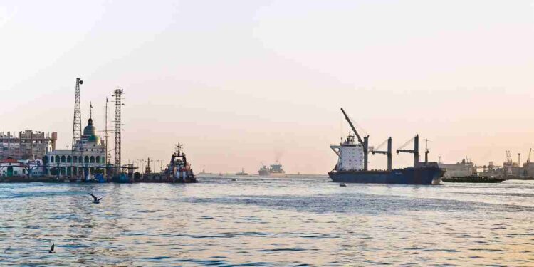 Petrolio rompe il tetto dei 100 dollari con blocco produzione Golfo