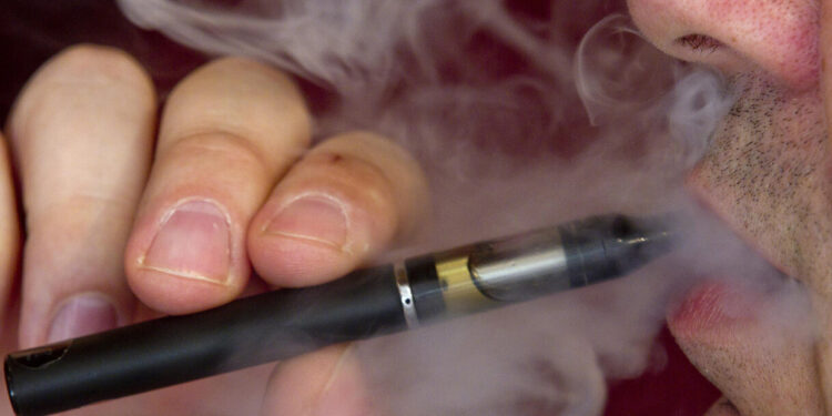 Sigarette elettroniche, quasi metà del mercato europeo è irregolare: in “fumo” 6,6 miliardi