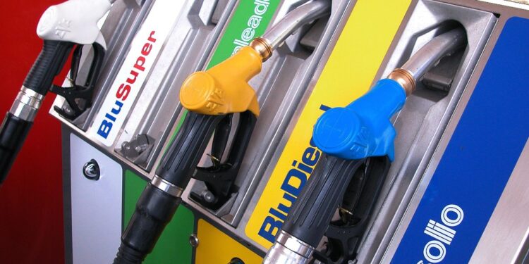 Taglio delle accise al via con il decreto carburanti, -25 centesimi su benzina e diesel