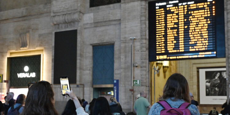 Urto tra due treni, circolazione ferroviaria sospesa tra Milano e Genova